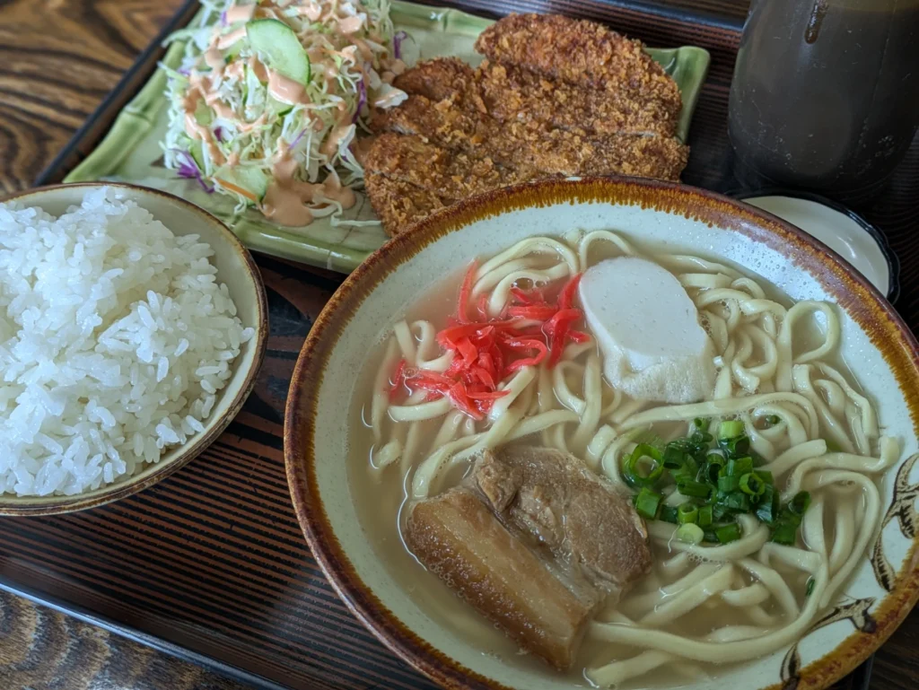 お食事処ひまわりの沖縄そばとんかつ