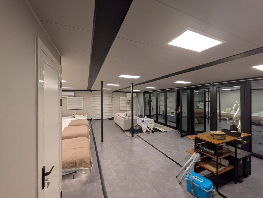 コンテナヴィラの室内。ベッドが並び、奥まで広々とした空間