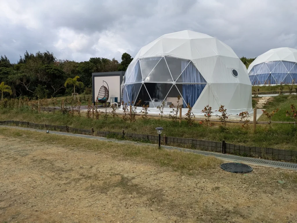 白いドームテントの外観。透明な窓部分から中が見える