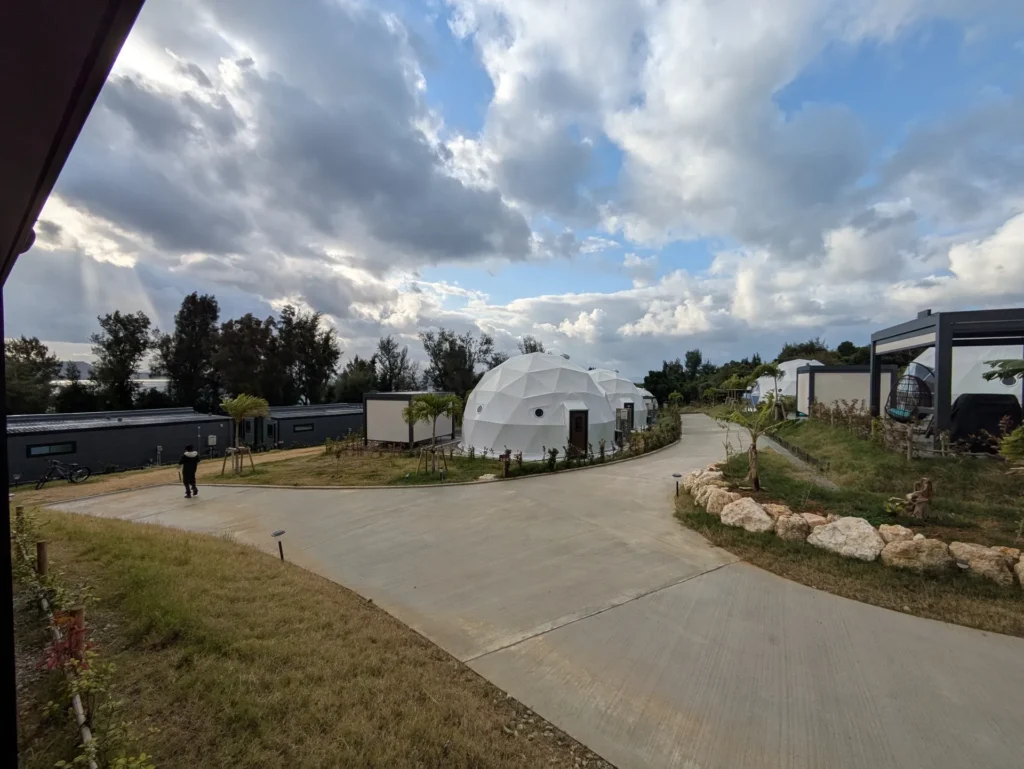 glampark 瀬底 -Ocean Terrace-の敷地全体風景。ドームテントとコンテナハウスが見える