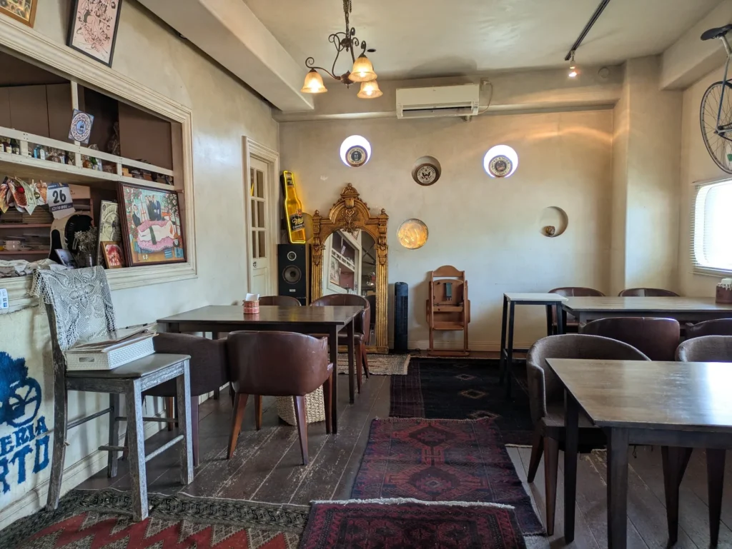 アンティーク家具が並ぶ「pizza PORTO」の落ち着いた店内空間