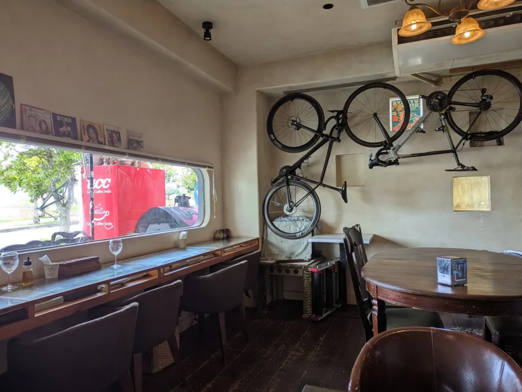 おしゃれな自転車が飾られた「pizza PORTO」の落ち着いた店内カウンター席