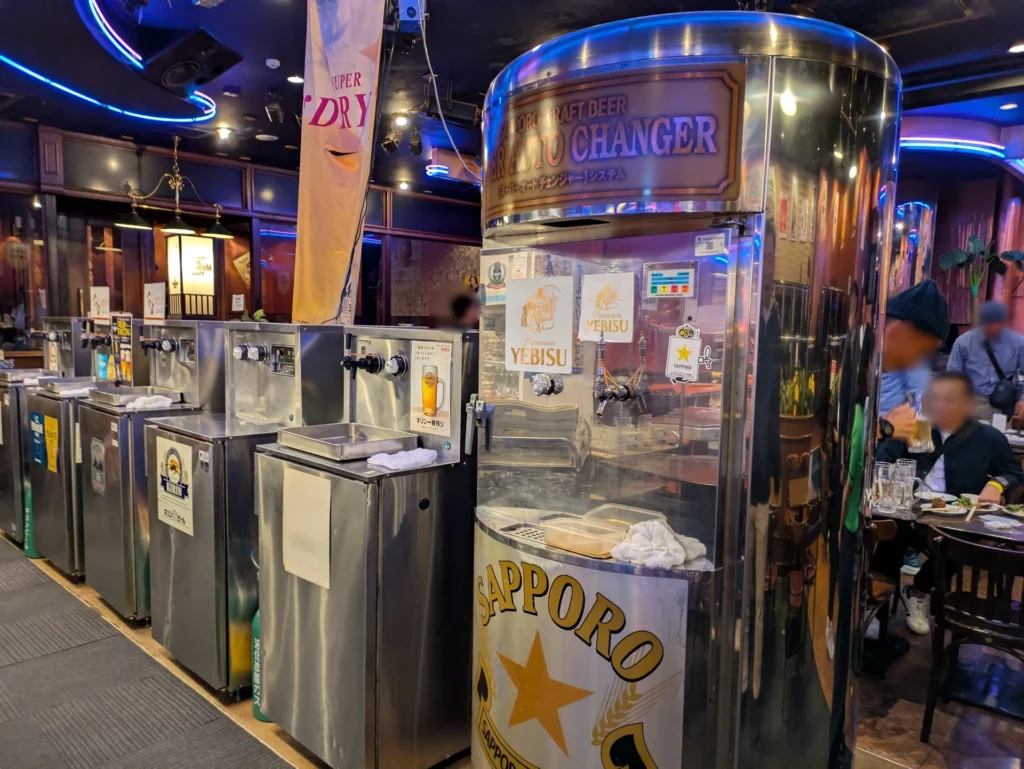 沖縄のバイキング居酒屋リオ店内に並ぶ、サッポロやエビスなどの自動ビールサーバーマシーン